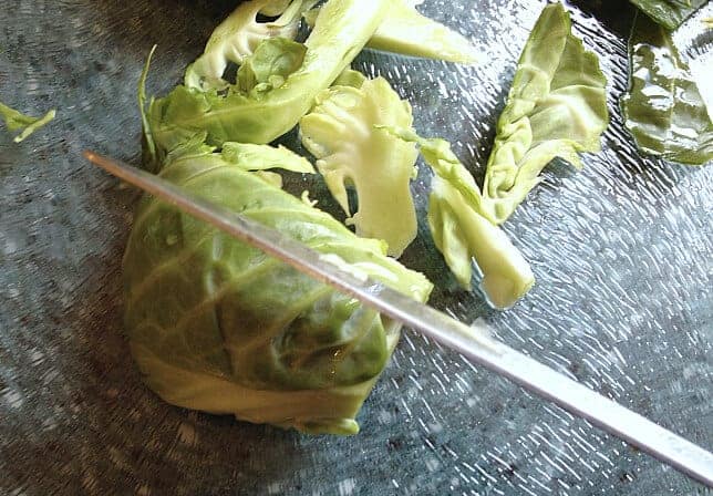 Cut Brussels sprouts in thin slices.