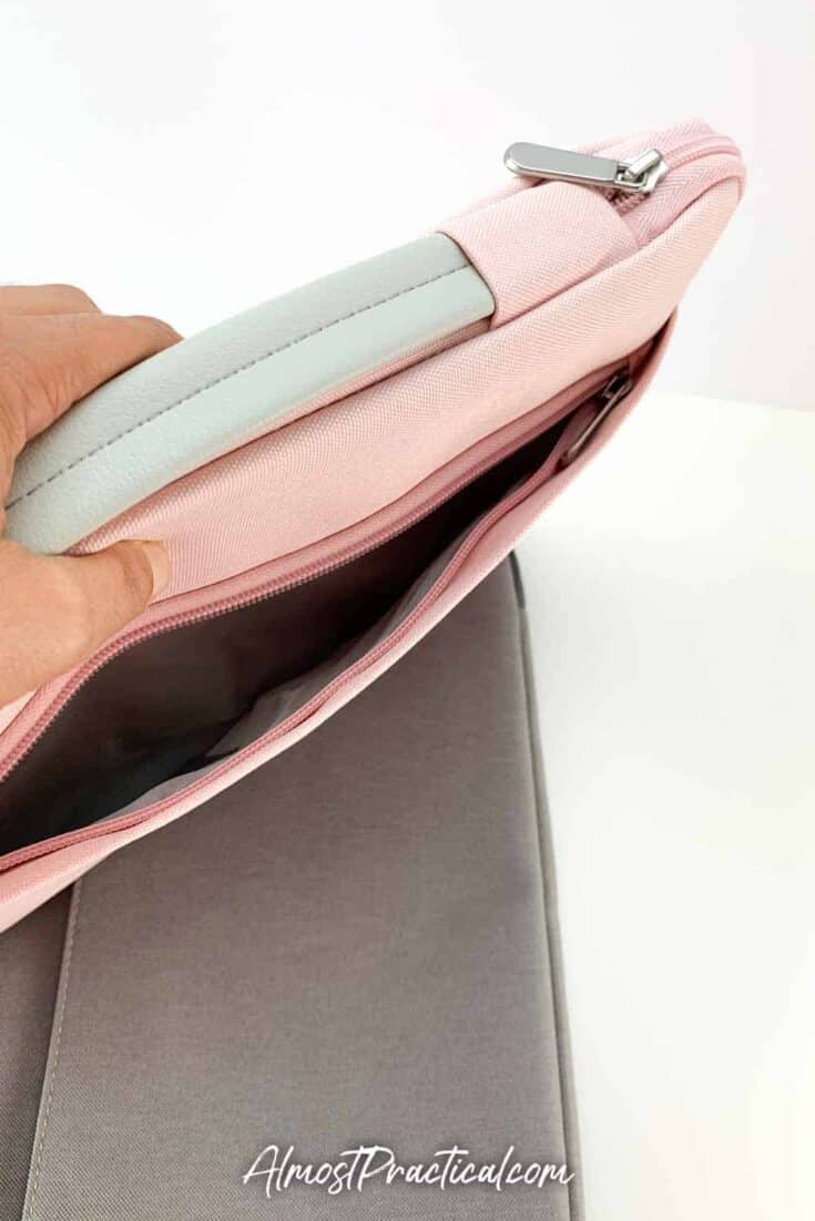 The outside pocket of the Inateck laptop sleeve.